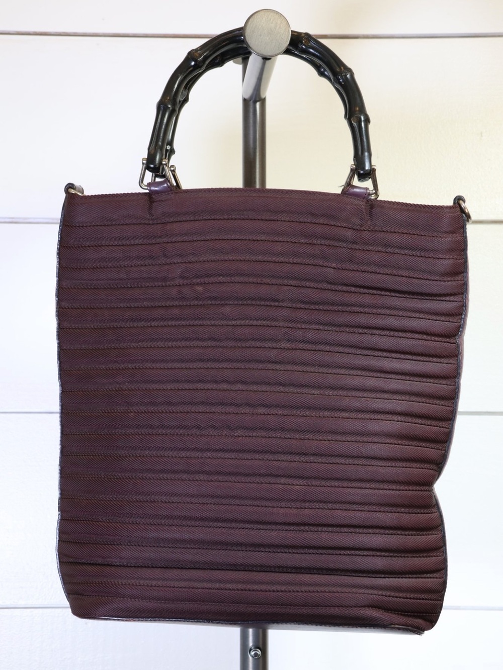 Vintage Gucci Ribbed Tote with Black Bamboo Handles - Picture 4 of 12